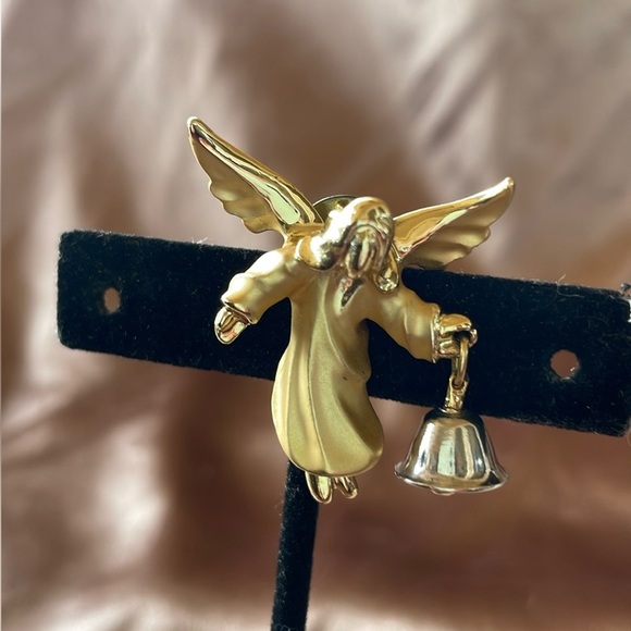 Vintage Louis Giusti “Gigi” Angelica Angel with Bell Brushed Gold Pin or Brooch - Picture 6 of 6